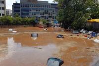 Возле Афин от сильных ливней затопило дороги и автомобили
