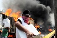 Грузовик с гумпомощью Венесуэле случайно подожгли протестующие, - NYT
