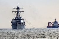 Эсминец ВМС США вошел в Черное море - за его действиями следят корабли РФ