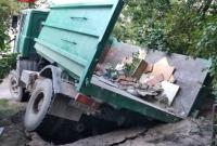 В Киеве грузовик провалился в огромную яму у жилого дома