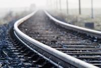 Поезд насмерть сбил мужчину, который пересекал железнодорожные пути в наушниках