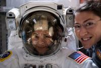 Впервые в истории две женщины-астронавта вышли на “космическую прогулку"