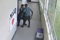 В школе в США учитель обезоружил ученика, обняв его