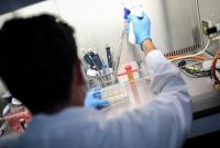 Newsweek: коронавірус мутував і став більш заразним, але чи менш смертельним?