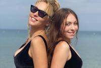 Оля Полякова с 16-летней дочерью покрасовались в одинаковых купальниках