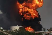 В Мексике на нефтеперерабатывающем заводе из-за нескольких взрывов начался пожар